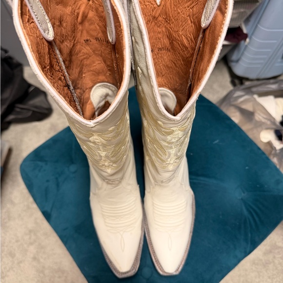 Chic Cream Embroidered Cowgirl Boots - Picture 3 of 7